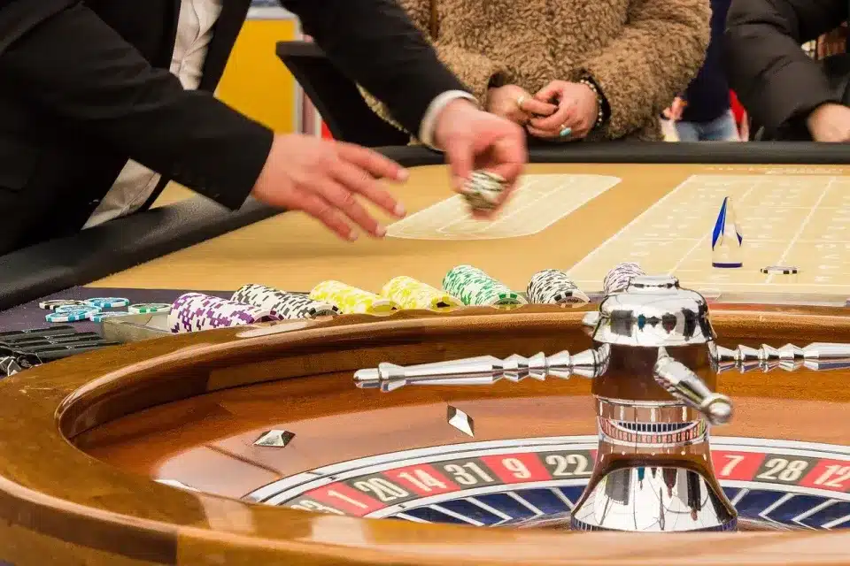 How Casino Bonuses Hook and Hold Players